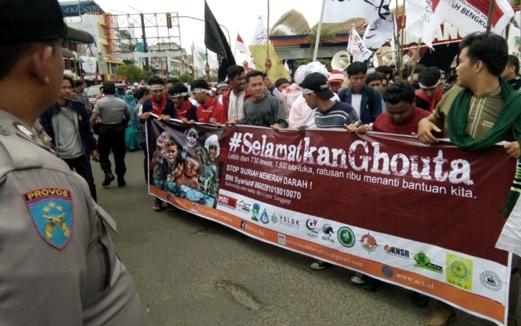 Ratusan massa saat gelar aksi solidaritas di Simpang Lima Ratu Samban Kota Bengkulu, Sabtu (03/03/2018).