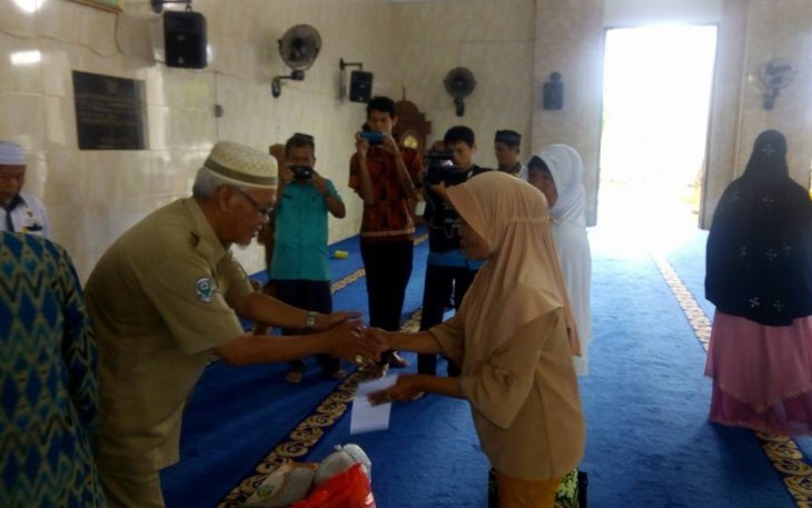 Kabag Bina Kessos Kota Bengkulu Karnadi  Memberikan  zakat konsumtif Kepada Pasukan Kuning