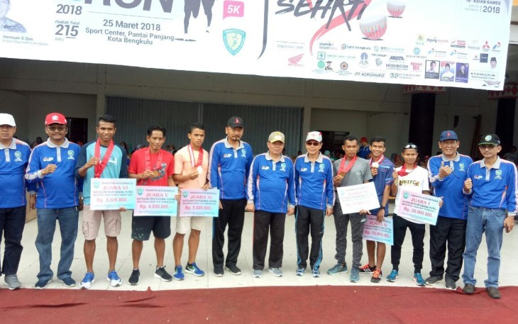 Pejabat Wali Kota  Bengkulu Budiman Ismaun Dan Sekretaris Daerah Kota Bengkulu Marjon Foto Bersama Pemenang Bengkul RUN 2018