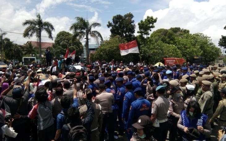 Aksi ratusan nelayan didepan kantor Gubernur Bengkulu, Senin (26/03/2018).