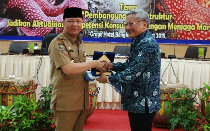 Penyerahan Cinderamata Dari Ketua DPN INKINDO Nugroho Pudji Rahardjo Kepada Plt Gubernur Bengkulu Rohidin Mersyah