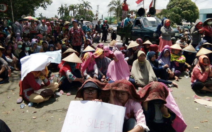 Nampak para istri nelayan ikut berunjuk rasa di depan Kantor Gubernur Bengkulu