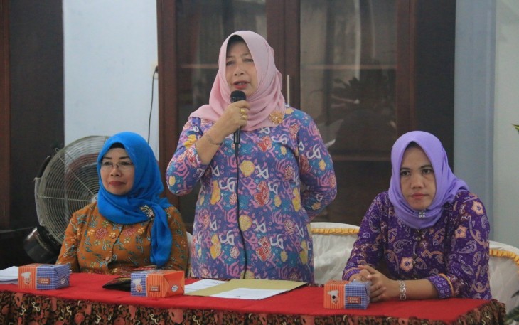Kepala Dinas P3AP2KB Rosmidar Memberikan Materi Pelatihan Advokasi Dan Konseling Kekerasan Dalam Rumah Tangga