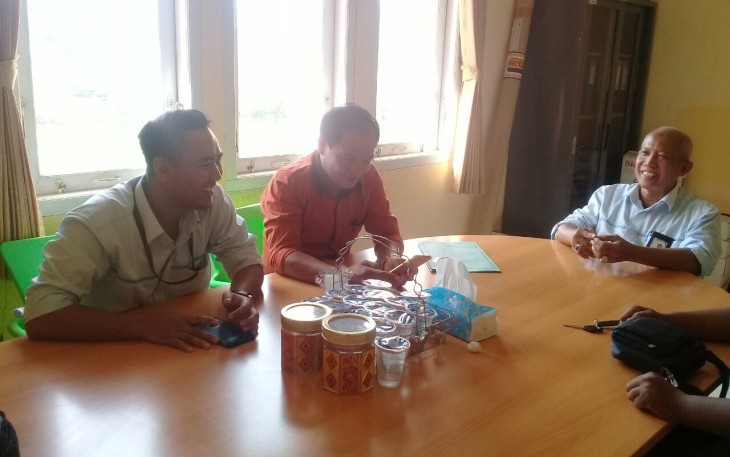 Edwardus saat berbincang dengan Gema Sabrani diruang kerjanya, Senin (05/03/2018).