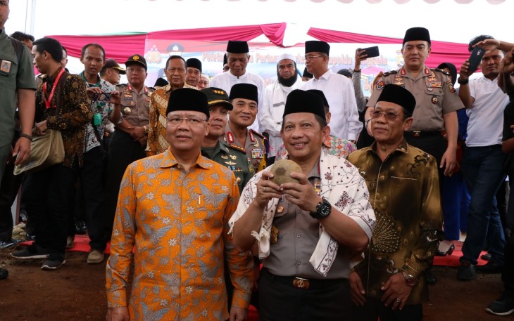 Kapolri didampingi Forkopimda Provinsi Bengkulu saat melakukan peletakan batu pertama perluasan gedung Mapolda Bengkulu. Foto (Tribratanewsbengkulu.com)