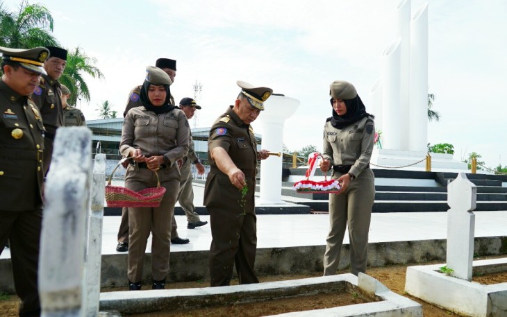 Sekda tabur bunga di makam pahlawan.