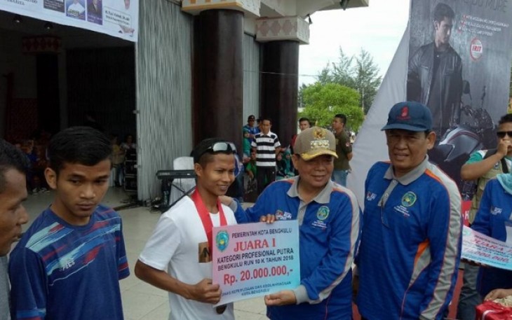 Pejabat Wali Kota Bengkulu memberikan hadiah