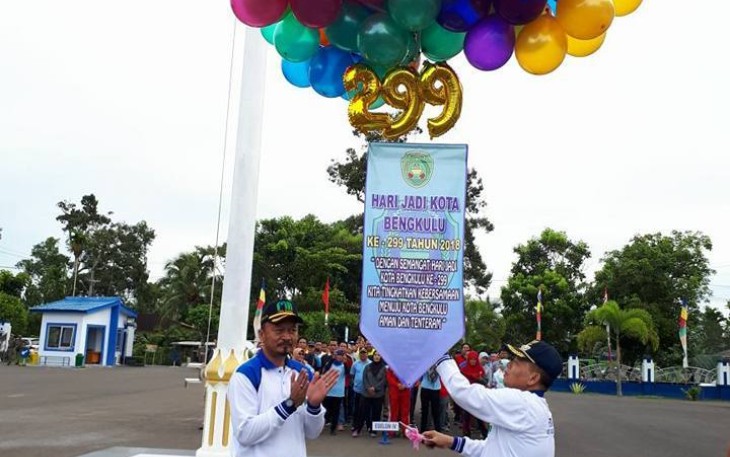 Pejabat Wali Kota Bengkulu Budiman Ismaun Dan Sekretaris Daerah Kota Bengkulu Melepas Balon Sebagai Simbol Dibukanya Kegiatan Pelaksanaan Hut Kota Bengkulu ke 299 