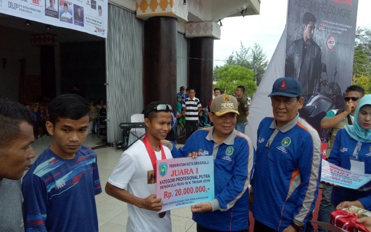 Pejabat Wali Kota Bengkulu Budiman Ismaun Memberikan Hadian Berupa Uang Binaan Kepada Juara I Atlet Asal Nusa Tenggara Barat