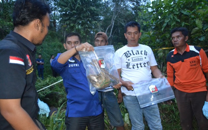 Polisi saat olah TKP penemuan kerangka manusia di Desa Tanah Hitam, Kecamatan Padang Jaya, Kabupaten Bengkulu Utara