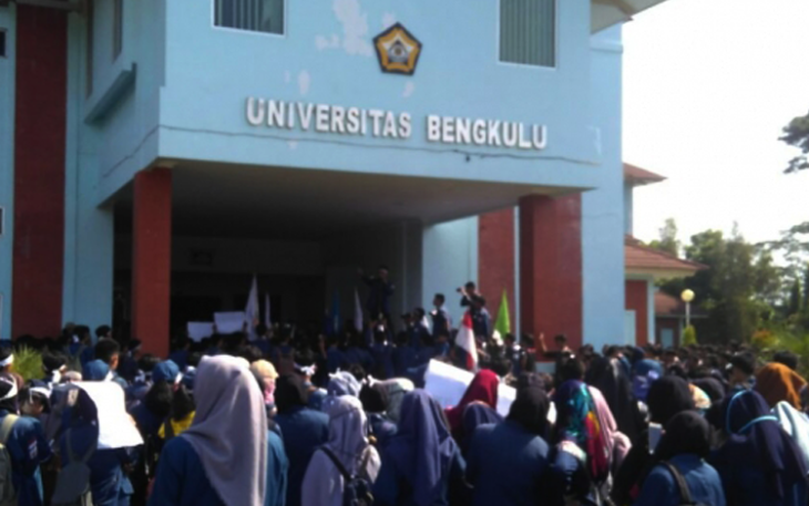 Ratusan Mahasiswa UNIB saat menggelar aksi demo di depan gedung rektorat UNIB