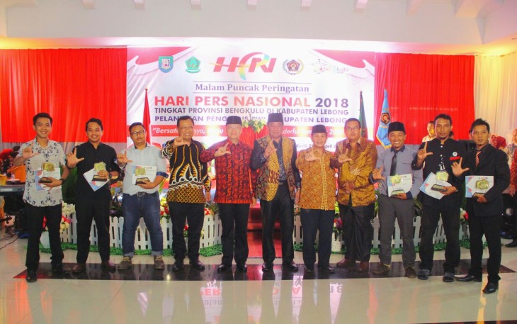 Plt Gubernur Bengkulu Rohidin Mersyah dan Bupati Lebong Rosjonsyah berfoto bersama pemenang lomba.