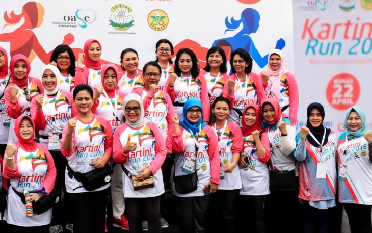 Pelaksana tugas (Plt) Tim Penggerak PKK Provinsi Bengkulu Derta Wahyulin Rohidin Mersyah Foto Bersama Dengan Ibu Negara Iriana Joko Widodo Dalam Acara Kartini Run 2018