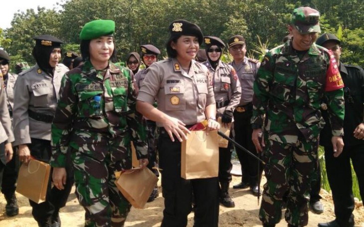 Emansipasi Wanita Kapolres Pati Bantu Pengecoran Jalan