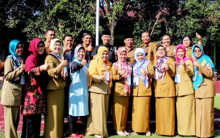 Plt Gubernur Bengkulu Rohidin Mersyah dan Kadisdik Provinsi Budiman Ismaun foto bersama dengan para guru SMA N 07 Plus usai tinjau UNBK