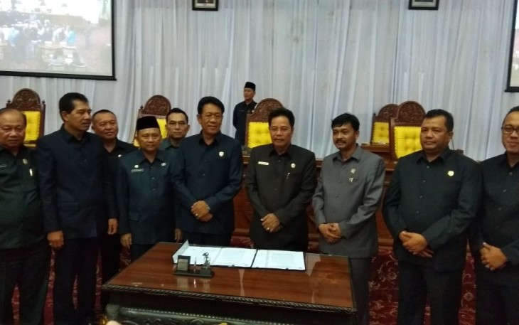 Pimpinan Dewan Perwakilan Rakyat Provinsi dan Asisten I Bidang Pemerintahan dan Kesra Provinsi Bengkulu Foto Bersama