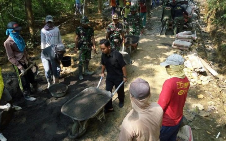Pembangunan jalan penghubung antara Desa Godo-Selowire dalam program TMMD reguler ke 101 oleh Kodim 0718/Pati