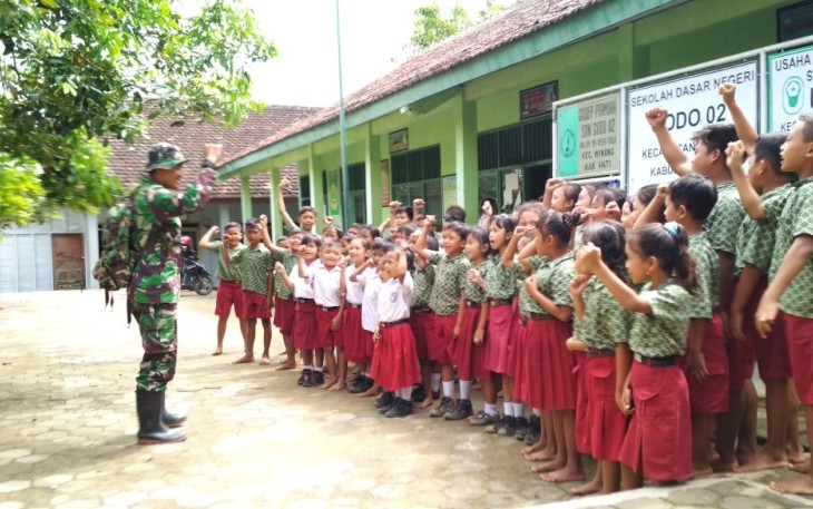 TNI Anggota Satgas Manfaatkan Sisa Waktu Jelang Penutupan TMMD