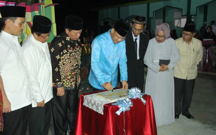 Penandataangan prasasti peresmian gedung al-azhar sma Al Qur'an Harsallakum pondok pesantren Ihya'ul Qur'an.