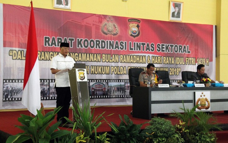 Plt Gubernur Bengkulu Rohidin Mersyah saat memberikan sambutan pada acara Rakor Lintas Sektoral dalam rangka Operasi Ketupat Nala 2018, Rabu (16/5) di Mapolda Bengkulu.