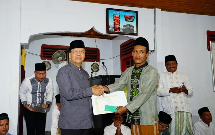 Plt Gubernur memberikan bantuan pembangunan sebesar Rp75 juta kepada pengurus masjid Nural Iman.