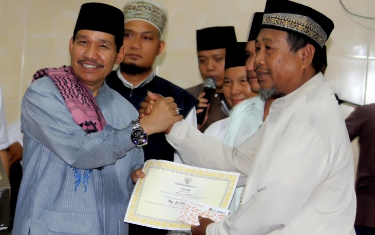 Penyerahan bantuan pembangunan masjid oleh Pemerintah Provinsi Bengkulu.