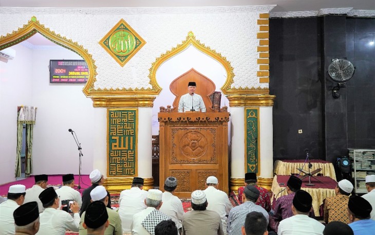 Plt Gub menjadi khatib Sholat Taraweh pertama di masjid baitul Izza.