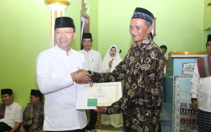 Pemberian bantuan kepada Masjid At Taqwa Sido Luhur Sukaraja yang diterima oleh takmir masjid berupa uang, al-qur'an, hambal, serta jadwal sholat.