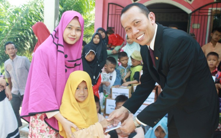 Edy Dwi Sutrisno selaku General Manager Hotel Santika Bengkulu saat memberikan santunan