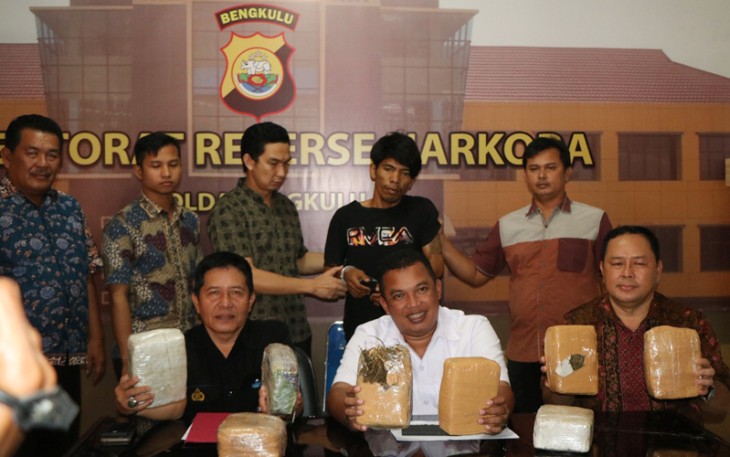 Wadir Narkoba, AKBP Pambudi didampingi Kasubbid Penmas, Kompol H Mulyadi dalam eksposnya. Foto (Tribratanewsbengkulu.com)