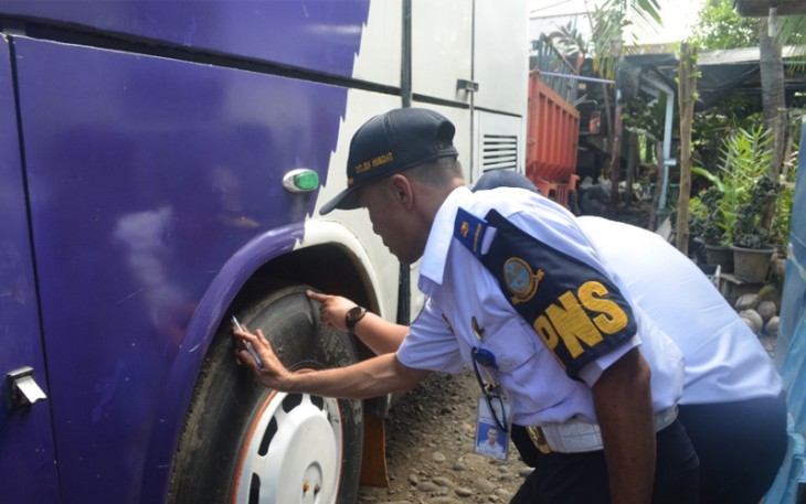 Dishub saat mengecek Cek Kendaraan Mudik