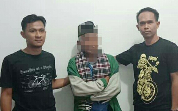 Terduga pelaku cabul (tengah). Foto:pedomanbengkulu.com