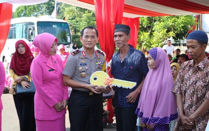 Kapolda Bengkulu Brigjen Pol. Drs. Coki Manurung, SH, M. Hum menyerahkan secara langsung hasil bedah rumah kepada masyarakat pada acara bakti sosial kesehatan yang dilaksanakan di Halaman Mapolres Bengkulu, Senin,(09/07/2018)