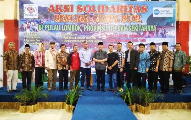 Plt Gubernur Bengkulu Rohidin Mersyah Foto Bersama Dalam Aksi Solidaritas Bencana Gempa Bumi