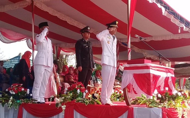 Bupati Gusri Pausi saat bertindak sebagai inspektur upacara 