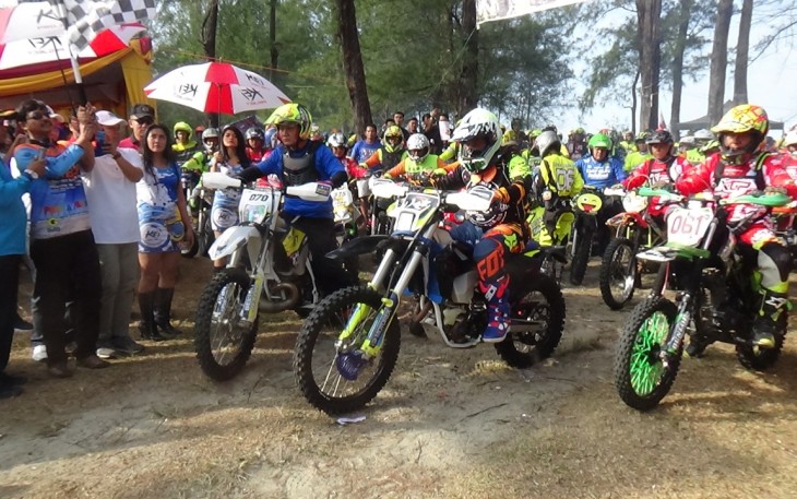 JABR-Peserta lomba JAB’R Adventure Trail dilepas langsung oleh Kadispora Merisasdi mewakili Gubernur Bengkulu.