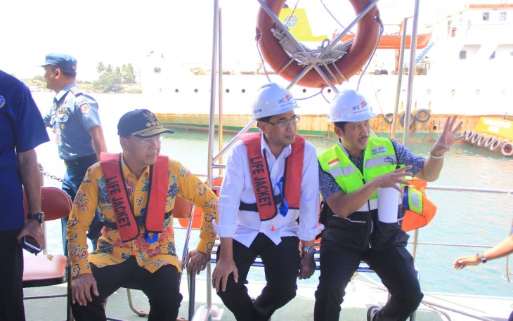 Menhub-Menteri Budi karya didampingi Plt Gubebernur Bnengkulu saat tinjau Pelabuhan Pulauu Baai