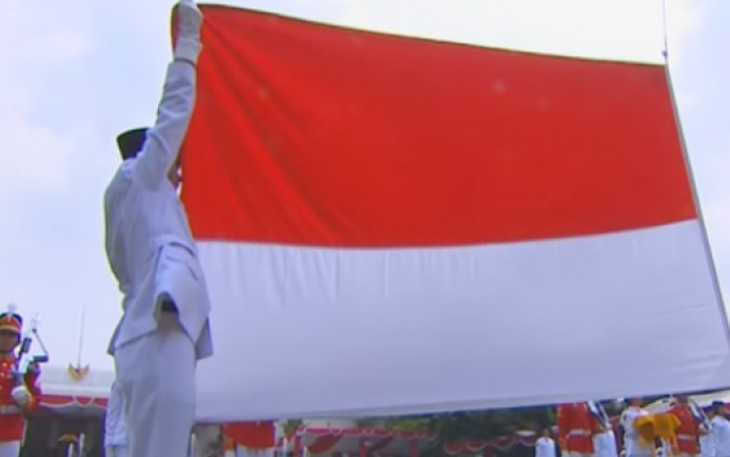 Pelajar asal SMAN 2 Kota Bengkulu pembentang bendera merah putih di Istana Negara