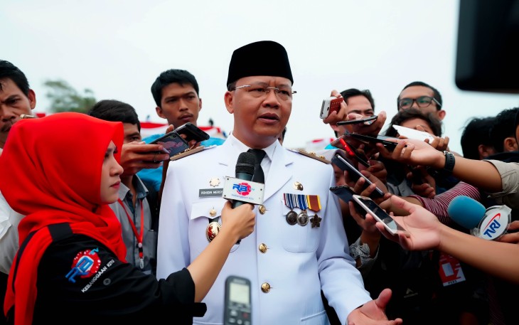 Plt Gubernur saat dengan awak media.