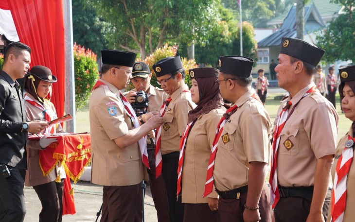 Plt Gubernur Bengkulu Rohidin Mersyah Menyematkan Lencana Pancawarsa