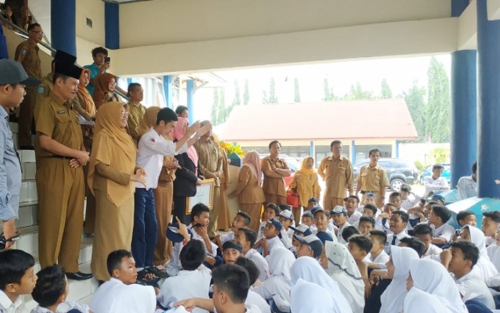 Ratusan siswa saat berunjuk rasa didepan Kantor Dinas Pendidikan dan Kebudayaan Kota Bengkulu
