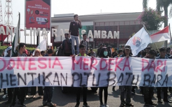 Presma Unib dan Warga Teluk Sepang saat menggelar aksi di Simpang Lima Ratu Samban Kota Bengkulu, Kamis (16/08/18).