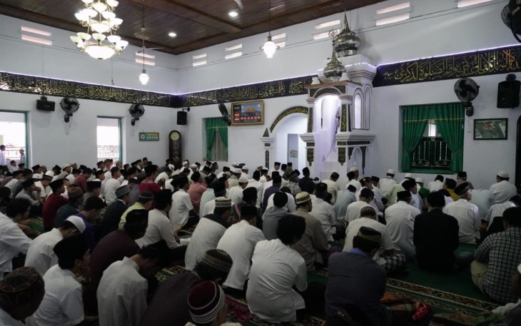  Gubernur Bengkulu Rohidin Mersyah lakukan Sholat Idul Adha di Masjid Jamik Kota Bengkulu.