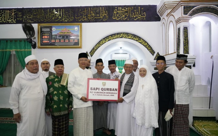 Gubernur Bengkulu menyerahkan sapi kurban secara simbolik pada pengurus Masjid Jamik Soekarno Kota Bengkulu