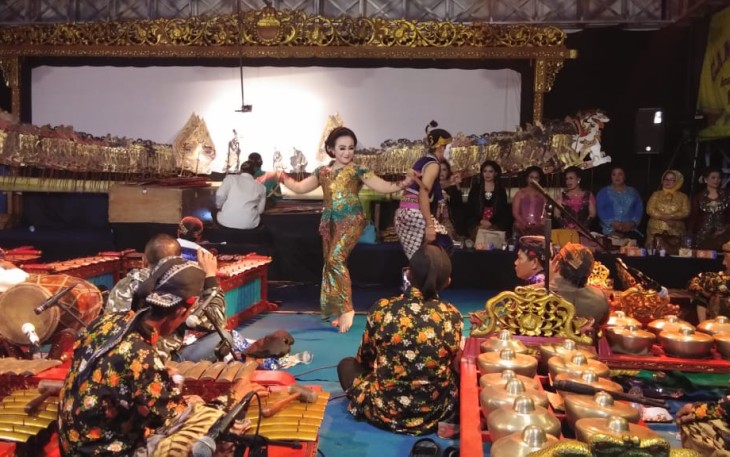 Pagelaran seni budaya wayang kulit di lapangan Plaza Stadion Sawah Lebar Bengkulu