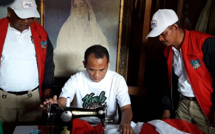  Kapolda Bengkulu Menjahit Bendera Merah Putih