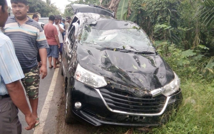 Kondisi mobil saat berhasil dievakuasi nampak ringsek dan kaca pecah