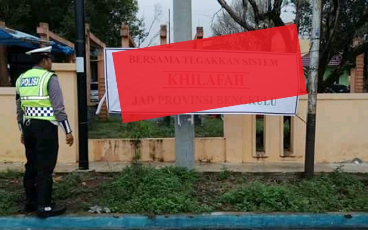 Spanduk JAD terpampang di pagar Gedung Olah Raga (GOR) 