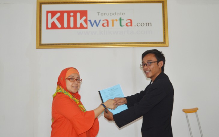 Pemred Klikwarta.com Like Jansen saat menyerahkan berkas perusahaan Klikwarta.com berikut dengan Softcopy.