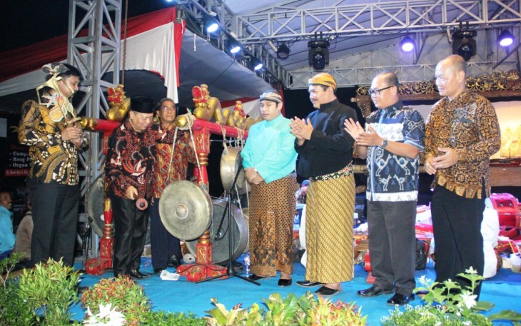 Pembukaan Pagelaran Wayang Kulit ditandai pemukulan alat musik Gong oleh Kadis Dikbud Provinsi Bengkulu Budiman Ismaun